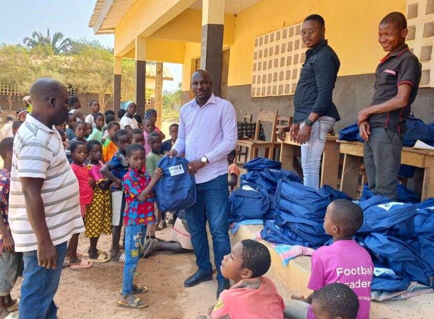 Distribution de kits scolaires